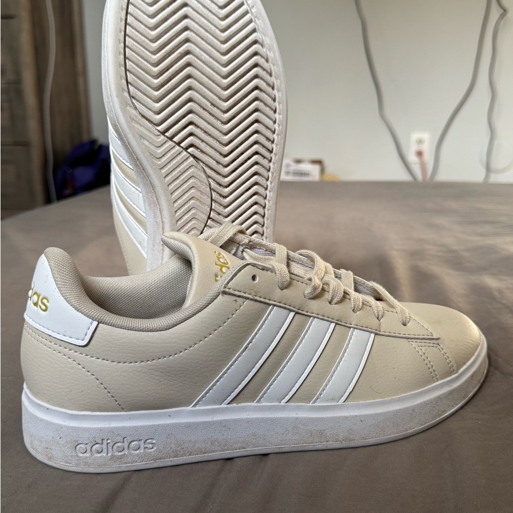 EUC!💥 Adidas Cream Sneakers🔥 - Picture 2 of 2